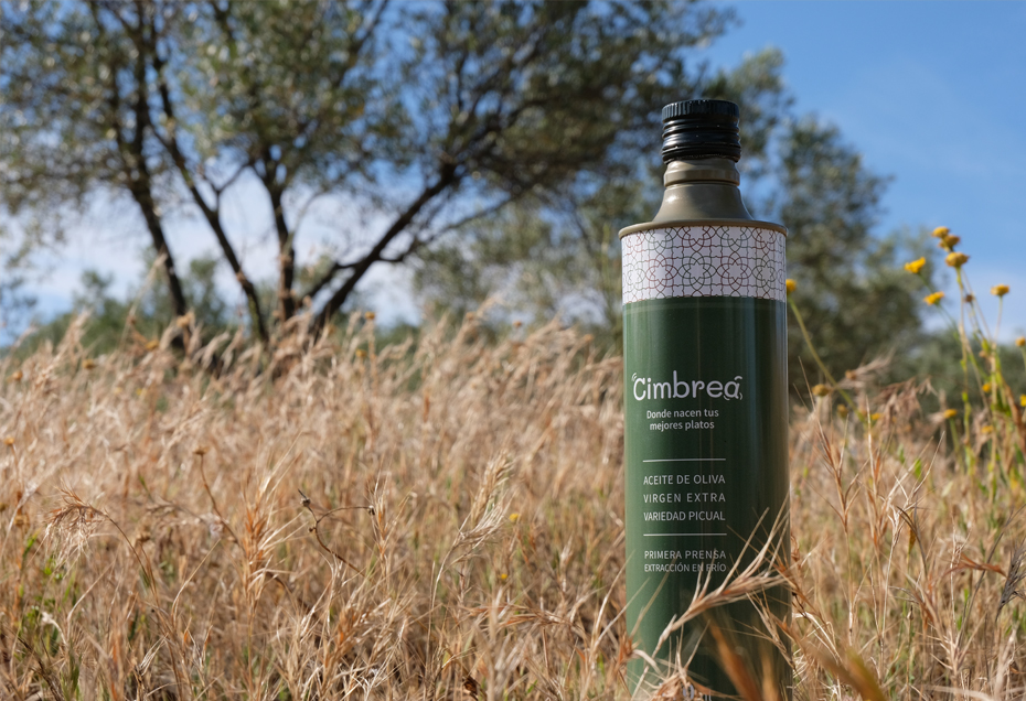 Botella de Aceite de Oliva en el campo